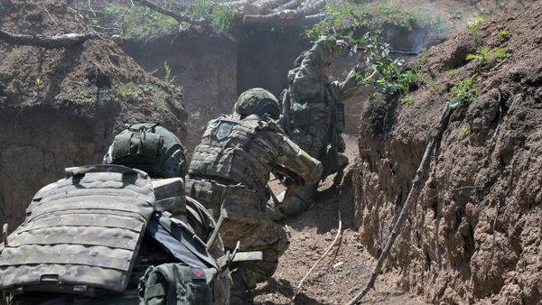 Russian servicemen of the assault units practise assault techniques on an enemy stronghold amid Russia's military operation in Ukraine - Sputnik International