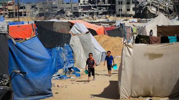 Palestinian children carry bowls as they walk past tents housing people who lost their homes, in the city of Khan Yunis, in the southern Gaza Strip on June 30, 2024, amid the ongoing conflict between Israel and the Palestinian Hamas militant group - Sputnik International