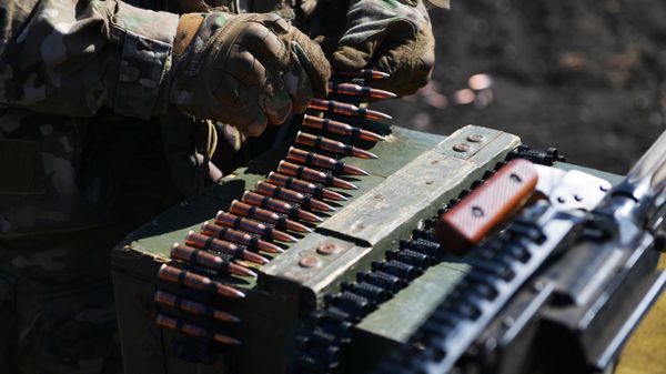 Russian serviceman of the sniper company of the 136th motor rifle brigade loads cartridges to a Kalashnikov PKM machine gun strip - Sputnik International