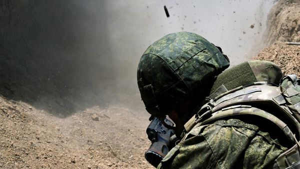 Russian serviceman fires an AK assault rifle - Sputnik International