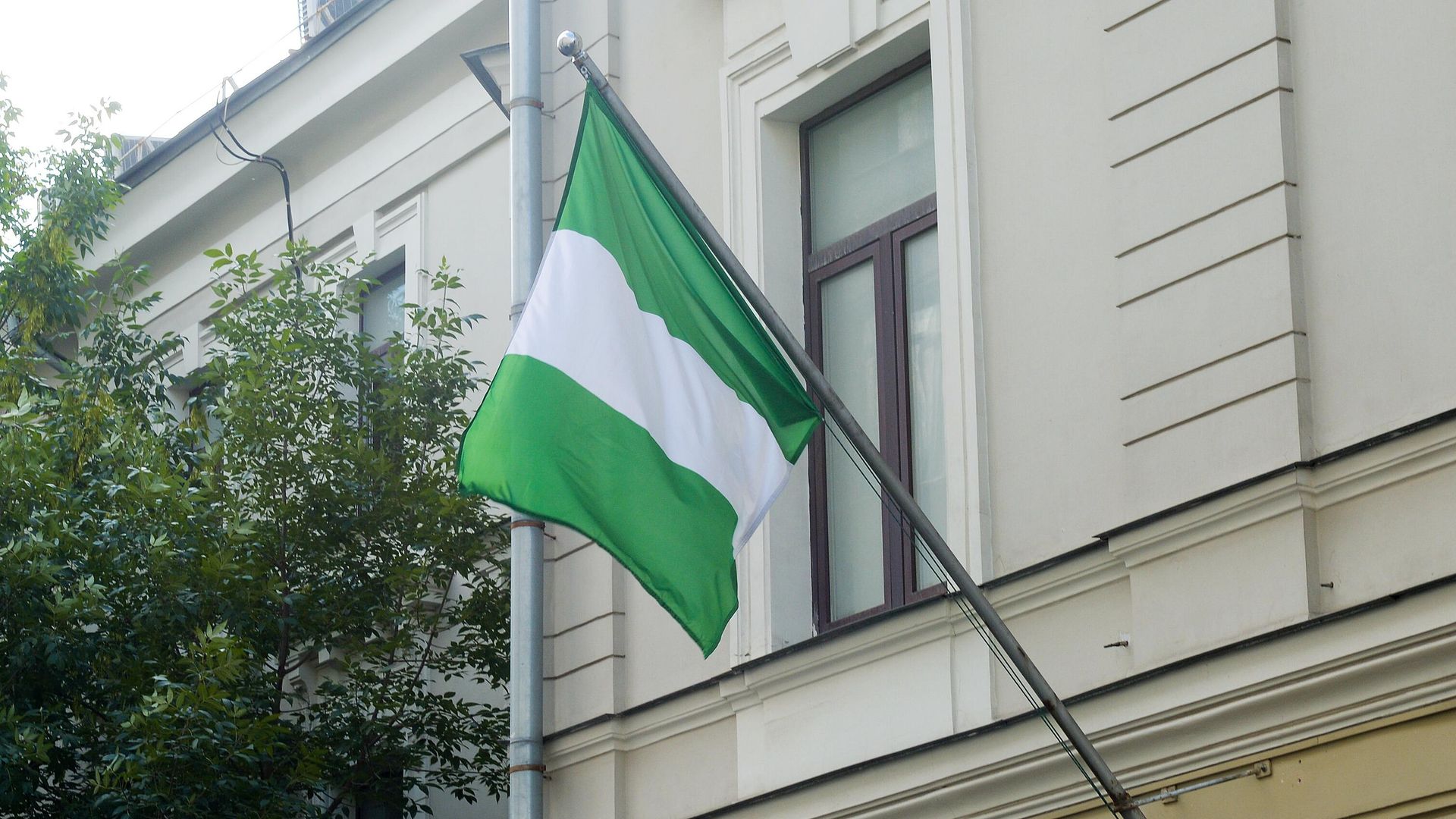 A flag on the Nigerian Embassy building - Sputnik International, 1920, 07.07.2024