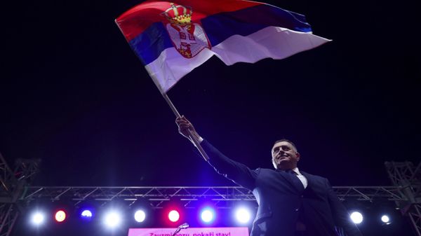 Bosnian Serb leader and member of the Bosnian Presidency Milorad Dodik waves with the Serbian flag - Sputnik International