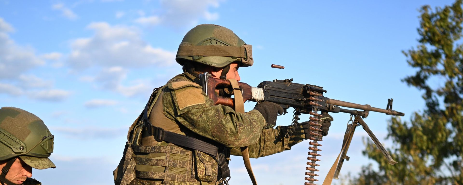A Russian serviceman shoots a machine gun A Russian serviceman shoots a machine gun - Sputnik International, 1920, 27.08.2024