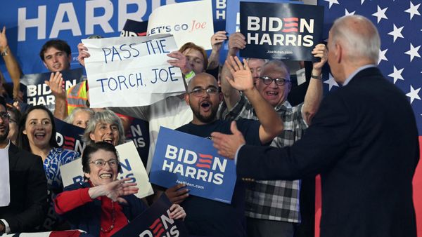 A supporter of US President Joe Biden holds a sign that read Pass the torch Joe during a campaign event in Madison, Wisconsin, on July 5, 2024.  - Sputnik International