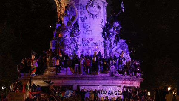 People gather at the statue on Republique plaza following the second round of the legislative elections, Sunday, July 7, 2024 in Paris - Sputnik International