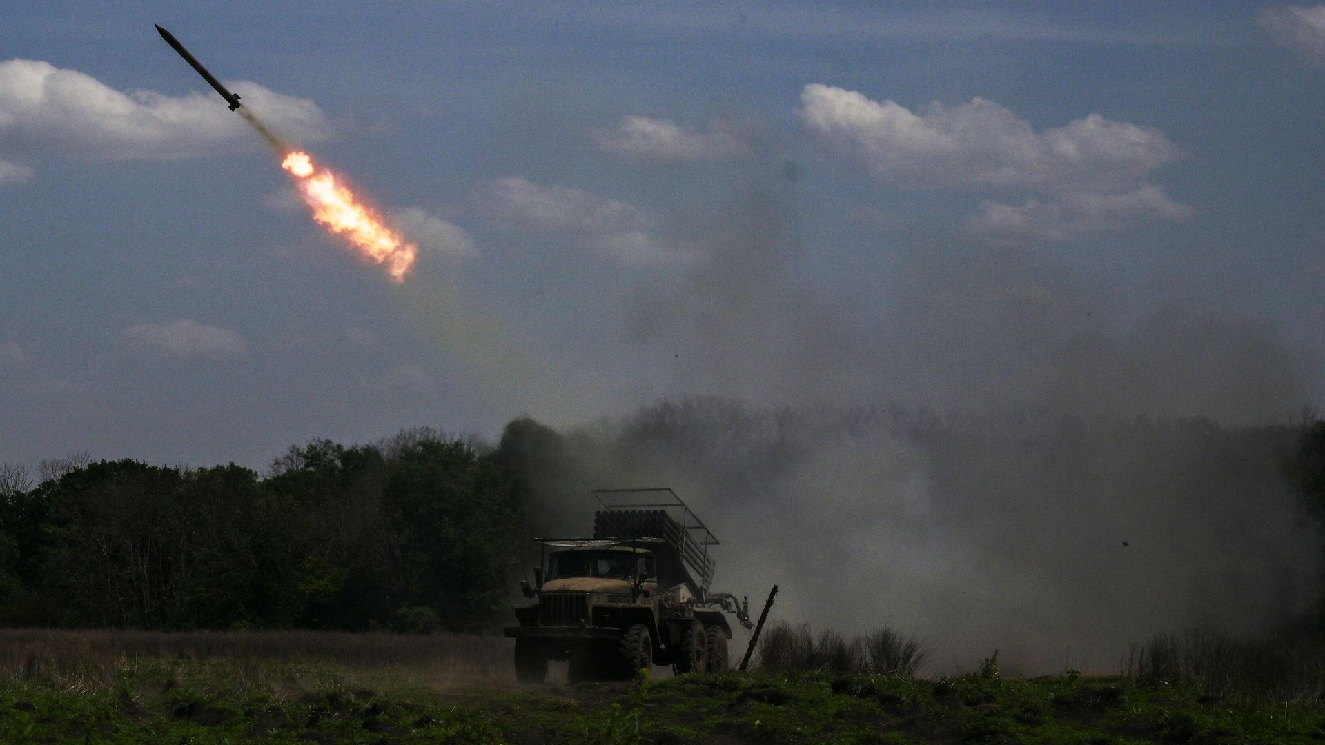 Russian servicemen of the 275th Self-propelled Artillery Regiment and 1st Guards Tank Army of the West group of forces fire a BM-21 Grad multiple rocket launcher toward Ukrainian positions Russian servicemen of the 275th Self-propelled Artillery Regiment and 1st Guards Tank Army of the West group of forces fire a BM-21 Grad multiple rocket launcher toward Ukrainian positions - Sputnik International, 1920, 25.09.2024