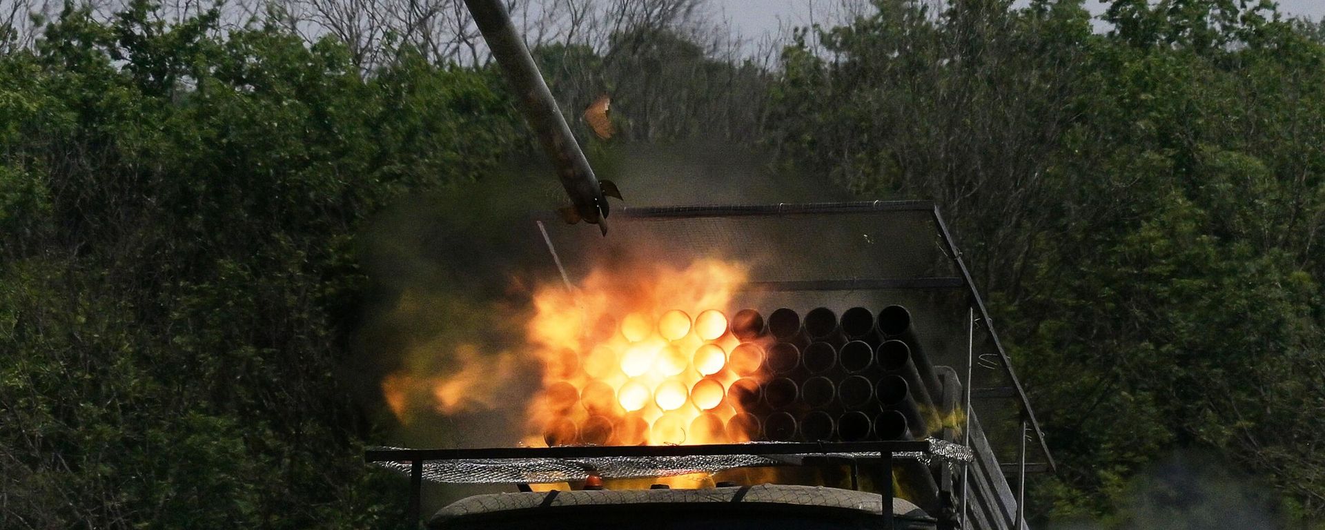 Russian servicemen fire a BM-21 Grad multiple rocket launcher towards Ukrainian positions - Sputnik International, 1920, 04.07.2026