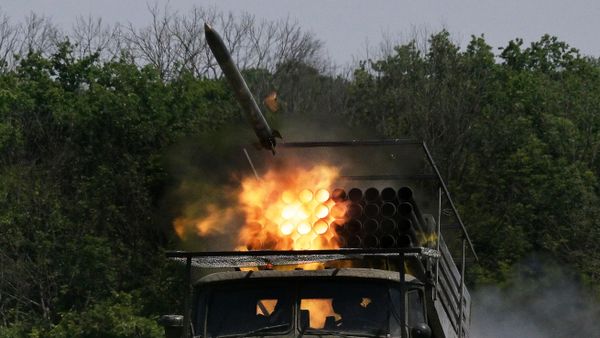 Russian servicemen fire a BM-21 Grad multiple rocket launcher towards Ukrainian positions - Sputnik International