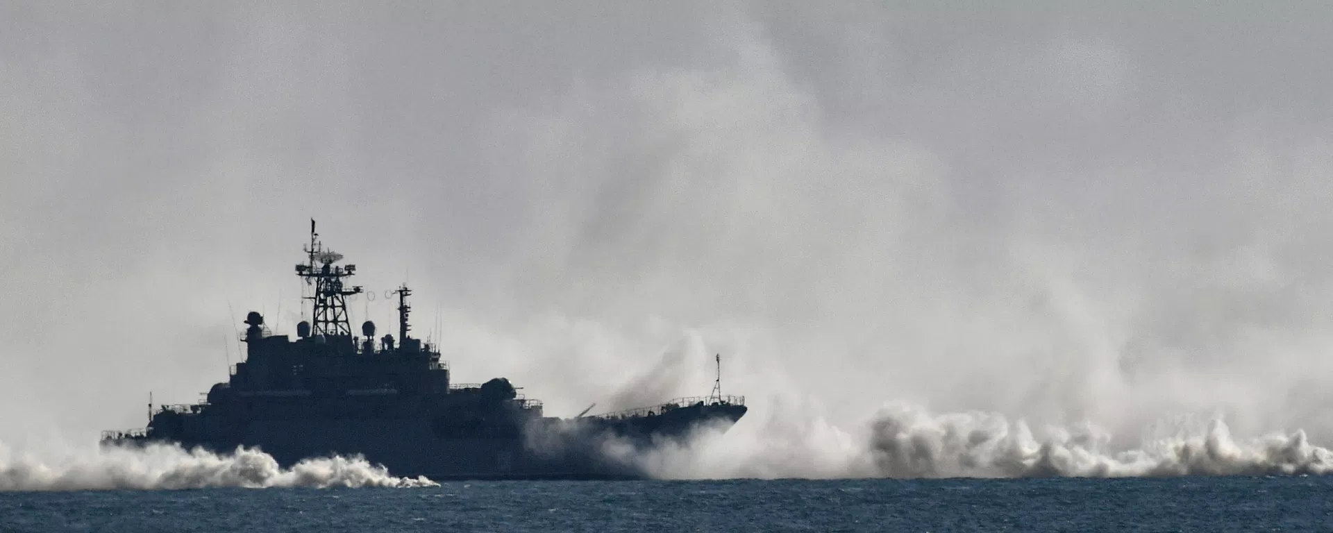 The Russian Navy Caesar Kunikov landing ship is seen during an amphibious assault exercise along the coast held by army corps and naval infantry units of the Russian Black Sea Fleet at the Opuk training ground near Kerch, Crimea, Russia. - Sputnik International, 1920, 02.10.2026