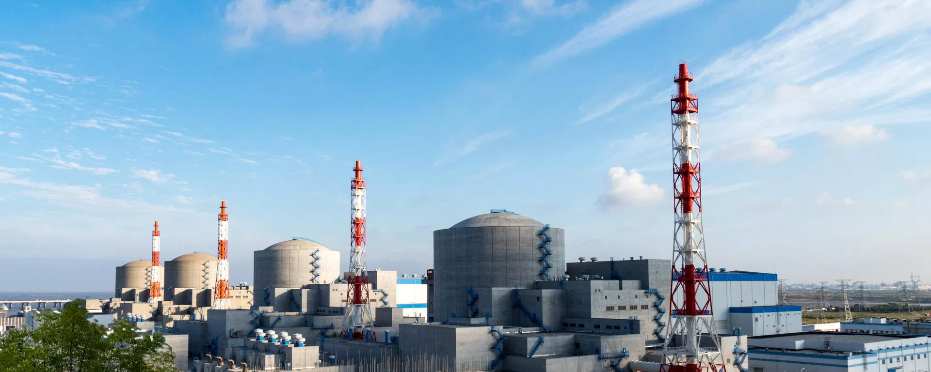 Na této archivní fotografii zveřejněné 6. září 2019 ruskou jadernou společností Rosatom je zachycen celkový pohled na jadernou elektrárnu Tianwan v čínském Lianyungangu. - Sputnik International, 1920, 28.09.2026