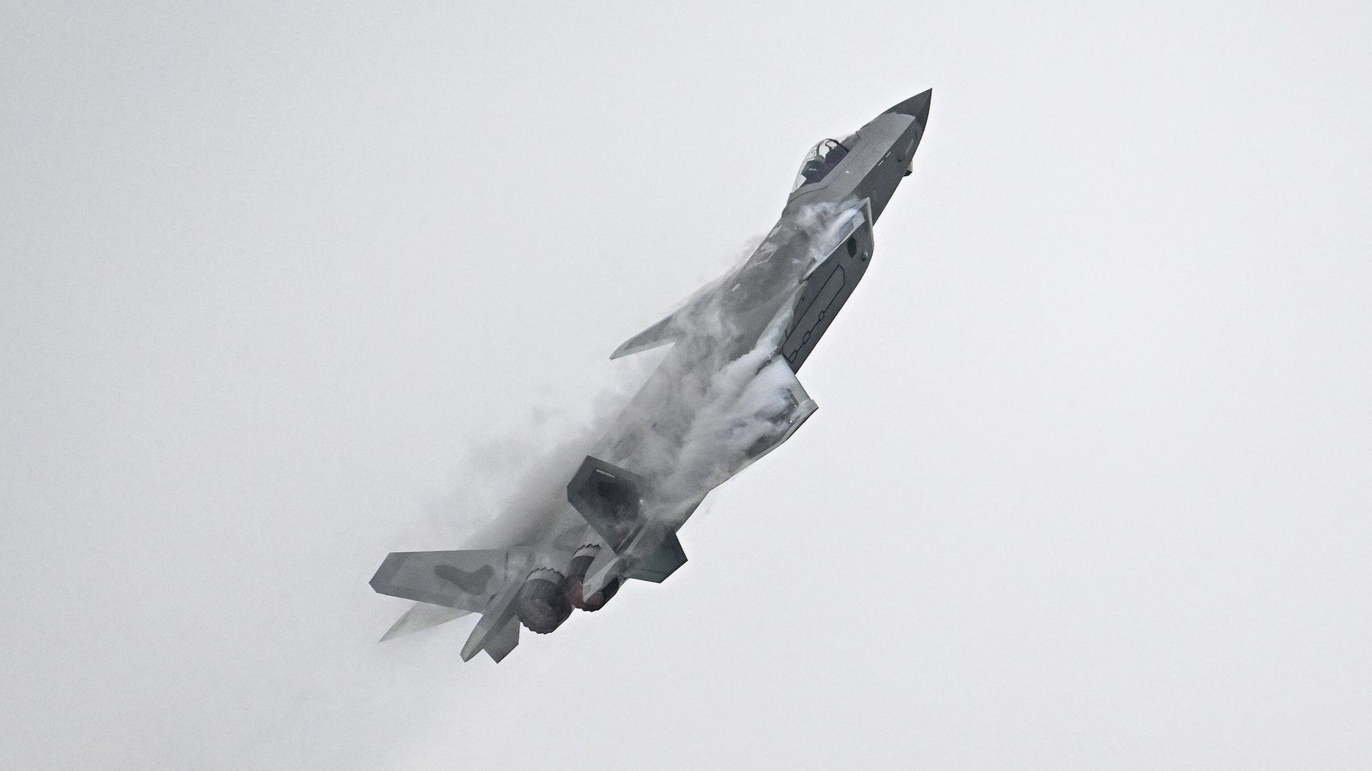 A Chinese J-20 stealth fighter of the People's Liberation Army (PLA) performs at the Airshow China 2022 in Zhuhai in southern China's Guangdong province on November 8, 2022. A Chinese J-20 stealth fighter of the People's Liberation Army (PLA) performs at the Airshow China 2022 in Zhuhai in southern China's Guangdong province on November 8, 2022. - Sputnik International, 1920, 10.07.2024