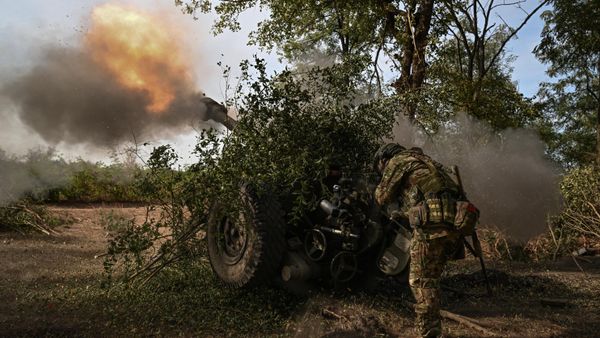 A Russian serviceman of the Central Military District fires a 2A18 122mm D-30 howitzer towards Ukrainian positions in the course of Russia's military operation in Ukraine, in Lugansk People's Republic, Russia. - Sputnik International