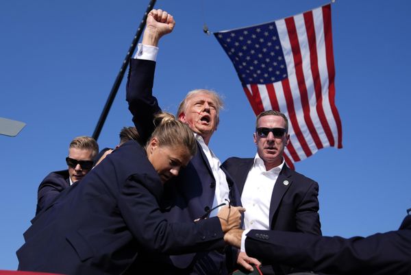 Trump leaves the stage surrounded by security. With his ear bleeding, he shouts to the crowd: "Fight!" - Sputnik International
