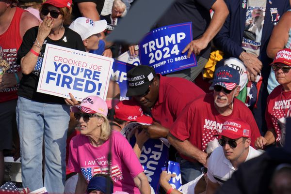 The shots rang out about four minutes after the start of the speech at the election rally. Panic arose, shouts of "get down" and "run" were heard. - Sputnik International