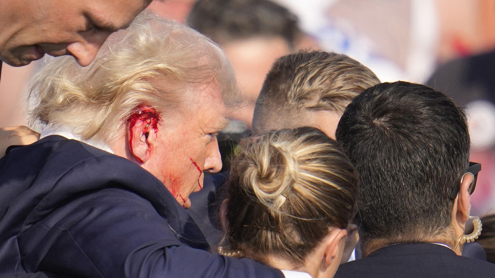 Дональд Трамп после покушения на предвыборном митинге в Батлере, США Дональд Трамп после покушения на предвыборном митинге в Батлере, США - Sputnik International, 1920, 15.07.2024