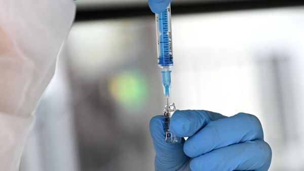 A medic fills a syringe with a vaccine  - Sputnik International