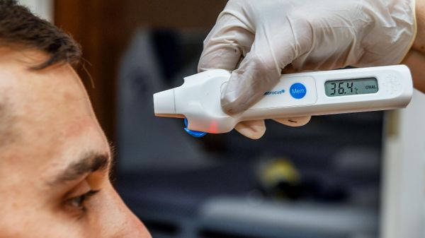 A man has his temperature measured  - Sputnik International
