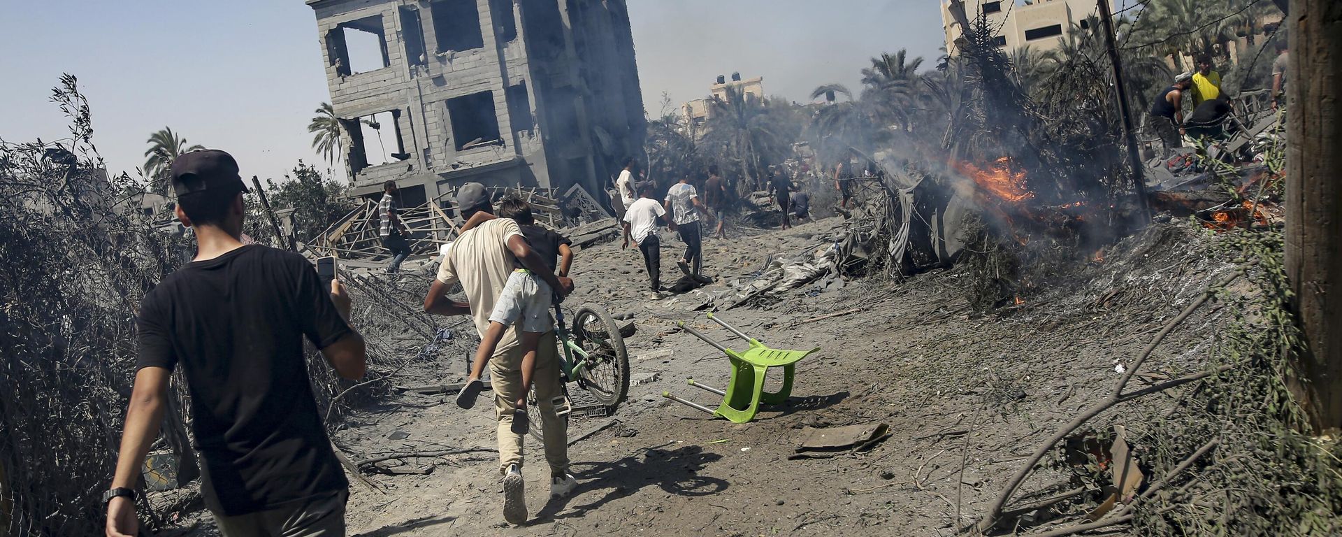 Palestinians evacuate from a site hit by an Israeli bombardment on Khan Younis, southern Gaza Strip, Saturday, July 13, 2024 Palestinians evacuate from a site hit by an Israeli bombardment on Khan Younis, southern Gaza Strip, Saturday, July 13, 2024 - Sputnik International, 1920, 18.01.2025