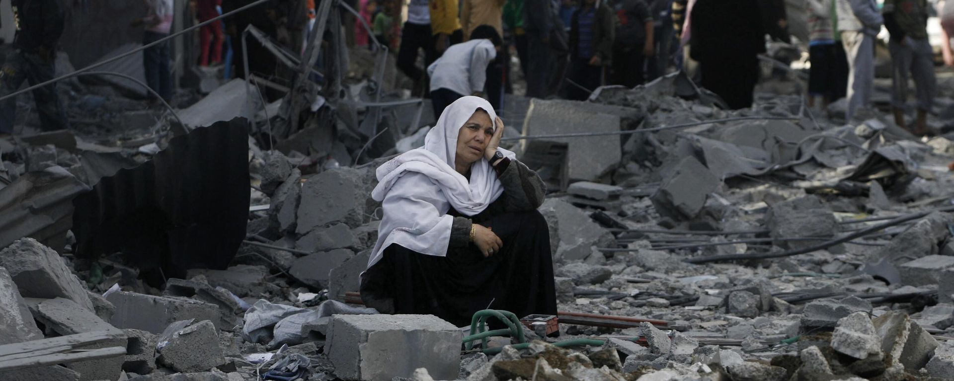 A Palestinian woman sits in rubble following an Israeli air strike in Rafah refugee camp in southern Gaza Strip, Sunday, Nov. 18, 2012. - Sputnik International, 1920, 05.12.2024