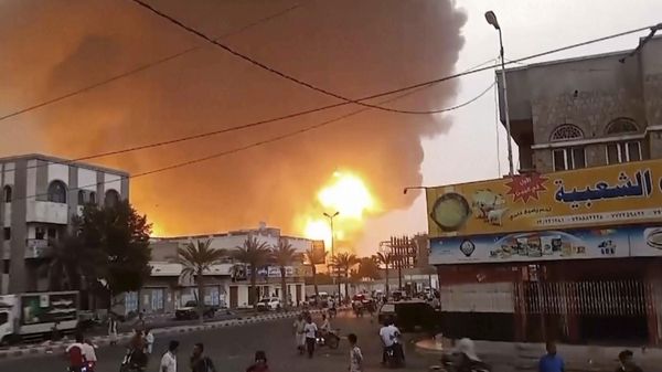 In this image from video, smoke and flames rise from a site in Hodeidah, Yemen, on Saturday, July 20, 2024. - Sputnik International
