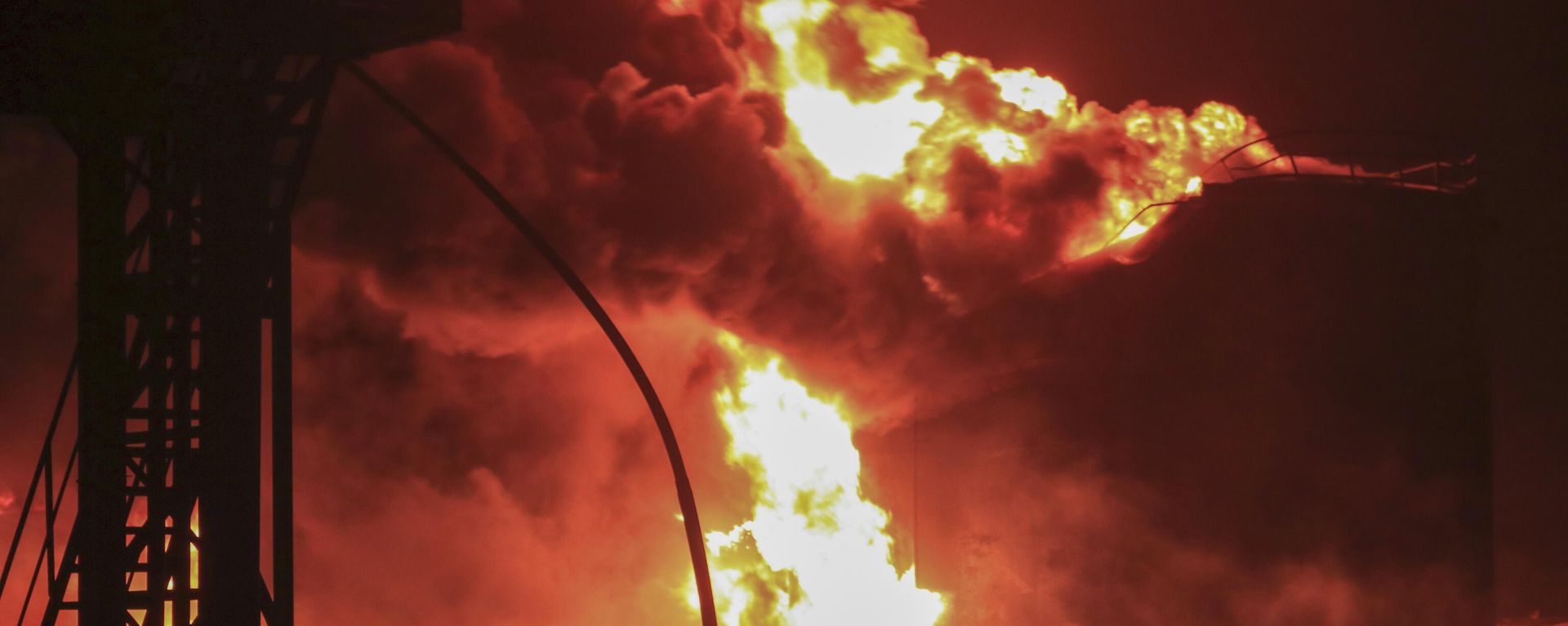 Oil tanks burn at the port in Hodeidah, Yemen, Saturday, July 20, 2024. - Sputnik International, 1920, 19.03.2026