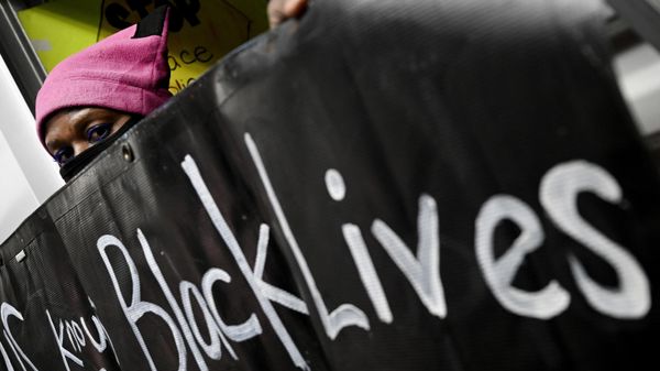 Nadine Seiler sorts through signs recuperated from the fence outside the White House following the Black Lives Matter protests during the Trump Administration in Washington, DC on February 18, 2022.  - Sputnik International