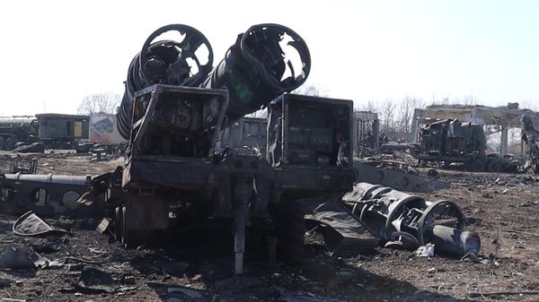 A destroyed S-300 surface-to-air missile system launcher of Ukrainian armed forces is seen in Kharkov region, Ukraine.  - Sputnik International