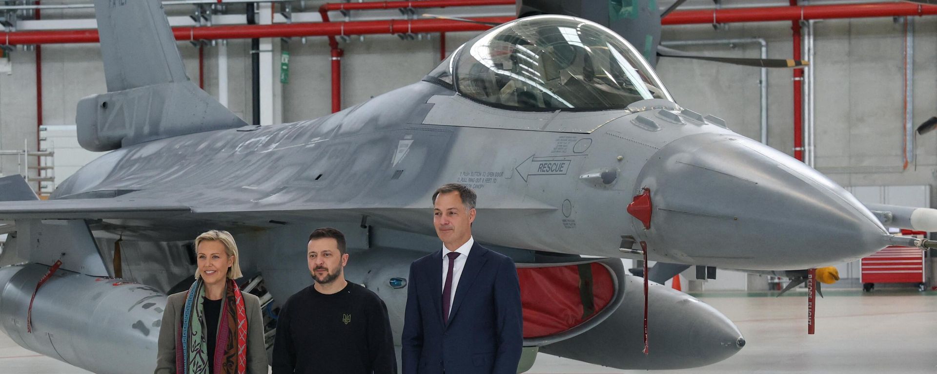 (From L) Belgium's Defense Minister Ludivine Dedonder, Ukraine's Volodymyr Zelensky, and Belgium's Prime Minister Alexander De Croo pose for a photograph next to an F-16 fighter jet during an inspection visit of Ukraine's president to Belgium at the Melsbroek military airport in Steenokkerzeel, north-east of Brussels on May 28, 2024. (From L) Belgium's Defense Minister Ludivine Dedonder, Ukraine's Volodymyr Zelensky, and Belgium's Prime Minister Alexander De Croo pose for a photograph next to an F-16 fighter jet during an inspection visit of Ukraine's president to Belgium at the Melsbroek military airport in Steenokkerzeel, north-east of Brussels on May 28, 2024. - Sputnik International, 1920, 24.07.2024