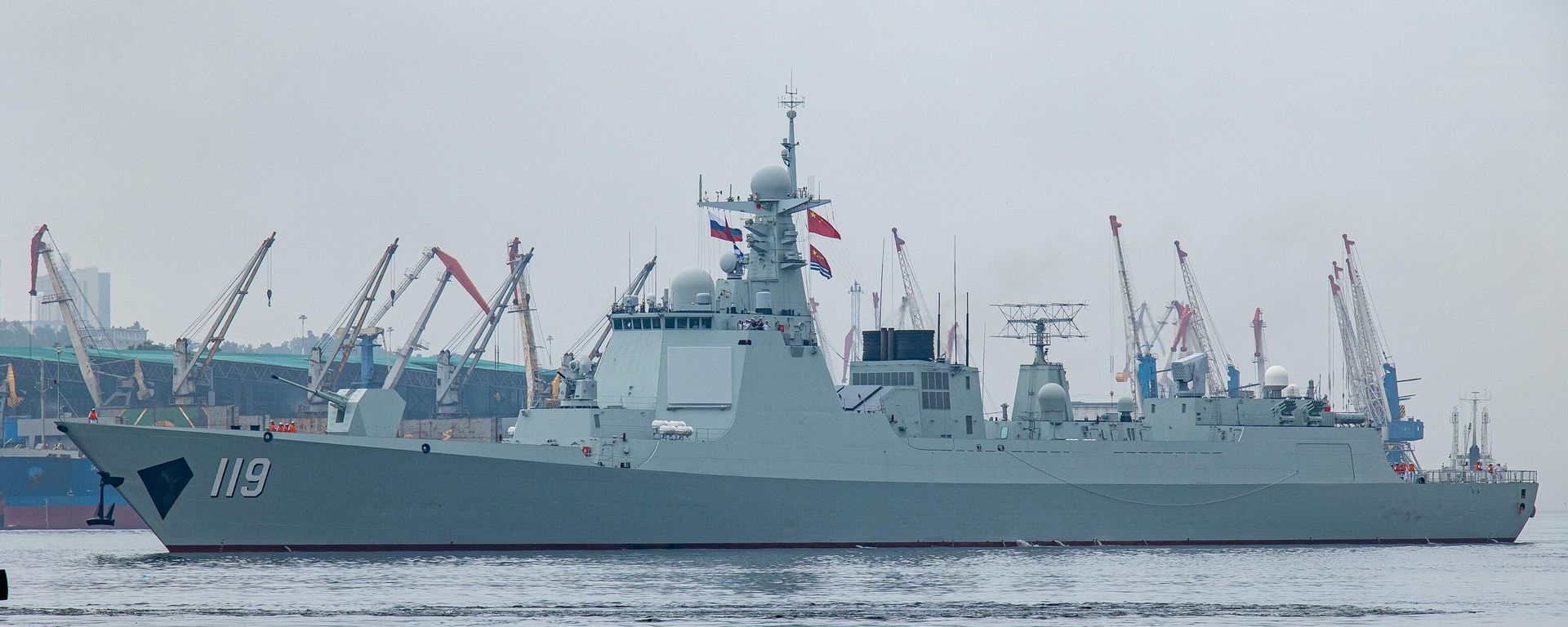 Chinese Navy's Guiyang destroyer is seen in the Far Eastern port of Vladivostok Chinese Navy's Guiyang destroyer is seen in the Far Eastern port of Vladivostok - Sputnik International, 1920, 26.09.2024
