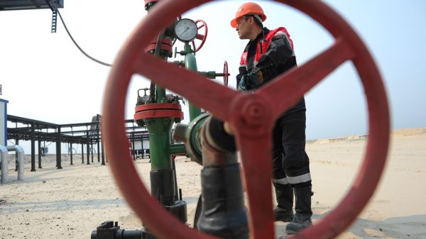 An oil pumper of the Lukoil company at a well cluster near the city of Kogalym. - Sputnik International