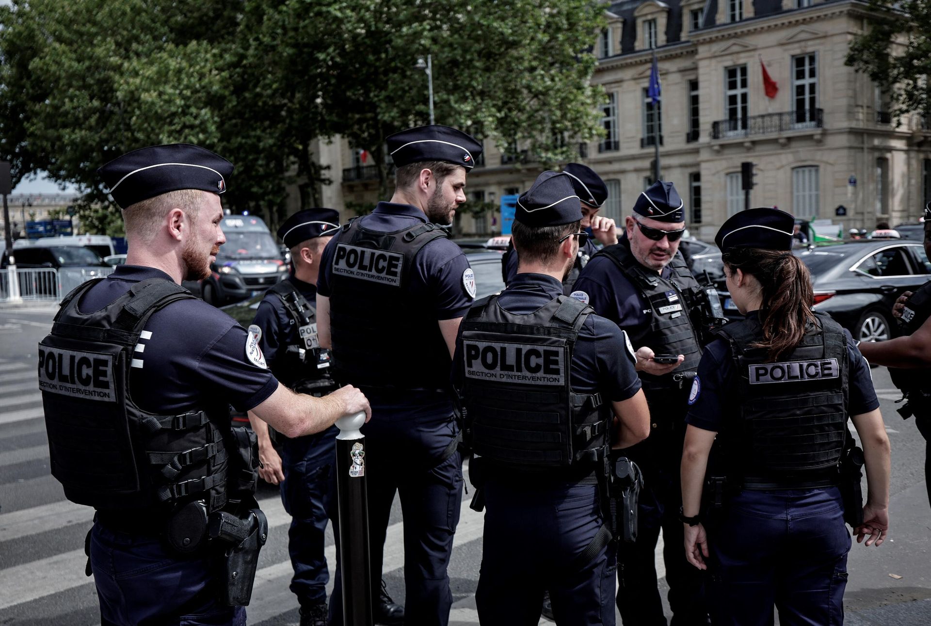 French national police officers stand guard on the Invalides bridge on the eve of the Paris 2024 Olympic Games opening ceremony in Paris on July 25, 2024. French national police officers stand guard on the Invalides bridge on the eve of the Paris 2024 Olympic Games opening ceremony in Paris on July 25, 2024. - Sputnik International, 1920, 26.07.2024