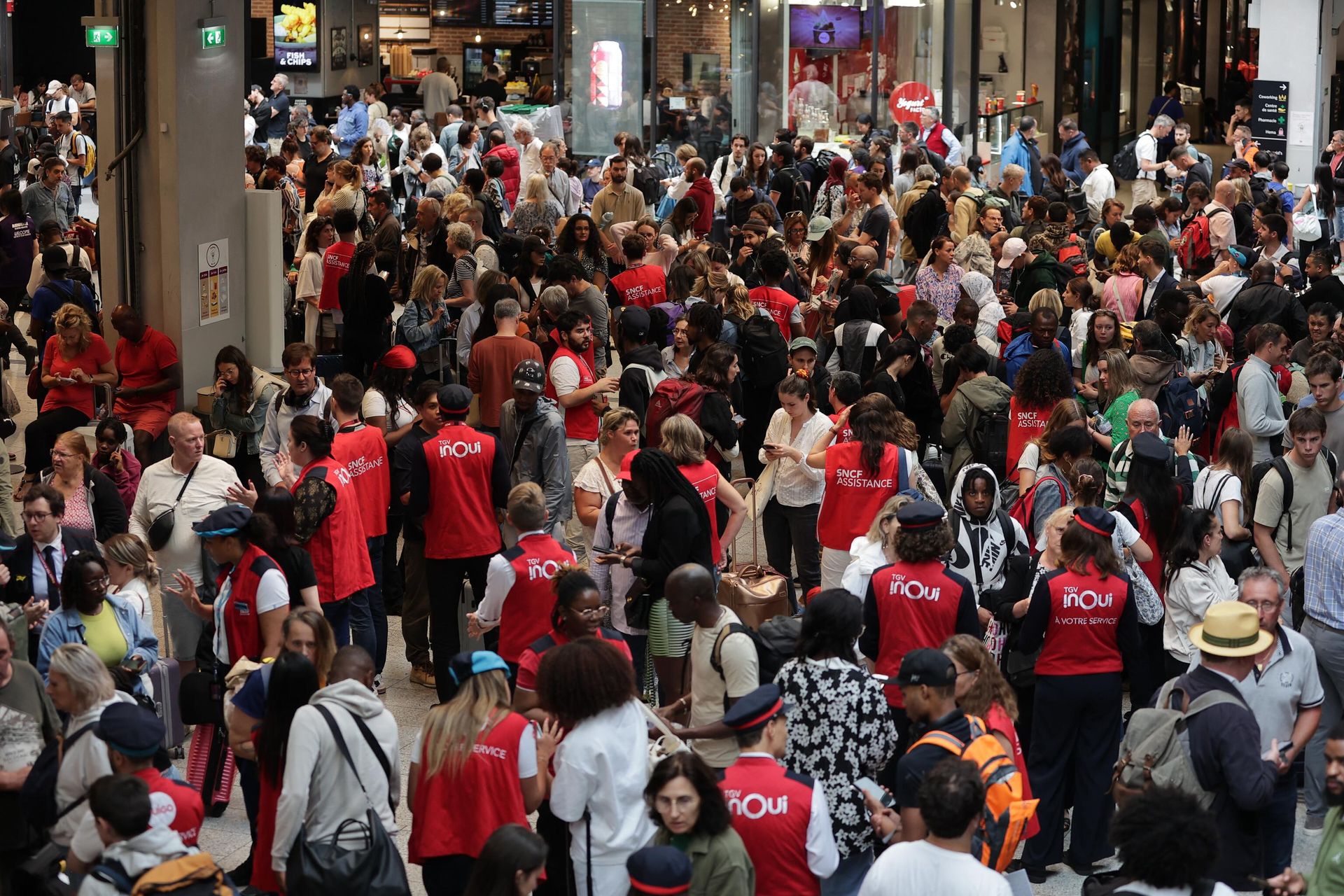 Employees of SNCF railway company speak to passengers waiting for their trains' departure at the Gare Montparnasse train station in Paris on July 26, 2024 as France's high-speed rail network was hit by malicious acts disrupting the transport system hours before the opening ceremony of the Paris 2024 Olympic Games. According to SNCF a massive attack on a large scale hit the TGV network and many routes will have to be cancelled. SNCF urged passengers to postpone their trips and stay away from train stations. Employees of SNCF railway company speak to passengers waiting for their trains' departure at the Gare Montparnasse train station in Paris on July 26, 2024 as France's high-speed rail network was hit by malicious acts disrupting the transport system hours before the opening ceremony of the Paris 2024 Olympic Games. According to SNCF a massive attack on a large scale hit the TGV network and many routes will have to be cancelled. SNCF urged passengers to postpone their trips and stay away from train stations. - Sputnik International, 1920, 26.07.2024