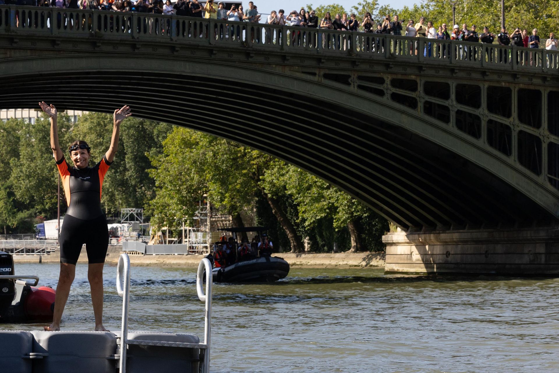 Paris Mayor Anne Hidalgo waves before swimming in the Seine, in Paris on July 17, 2024, to demonstrate that the river is clean enough to host the outdoor swimming events at the Paris Olympics later this month. Despite an investment of 1.4 billion euros ($1.5 billion) to prevent sewage leaks into the waterway, the Seine has been causing suspense in the run-up to the opening of the Paris Games on July 26 after repeatedly failing water quality tests. Paris Mayor Anne Hidalgo waves before swimming in the Seine, in Paris on July 17, 2024, to demonstrate that the river is clean enough to host the outdoor swimming events at the Paris Olympics later this month. Despite an investment of 1.4 billion euros ($1.5 billion) to prevent sewage leaks into the waterway, the Seine has been causing suspense in the run-up to the opening of the Paris Games on July 26 after repeatedly failing water quality tests. - Sputnik International, 1920, 26.07.2024