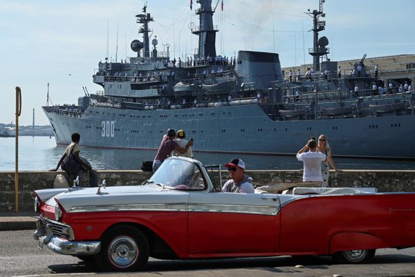 The Russian vessel Smolny arrives at Havana harbor under the admiring glances of Cuban citizens. - Sputnik International