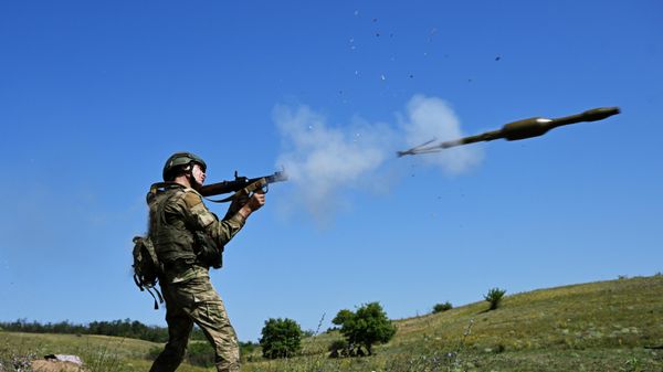 Russian serviceman of the Central Military District's assault unit takes part in a combat training in the Avdeyevka area - Sputnik International
