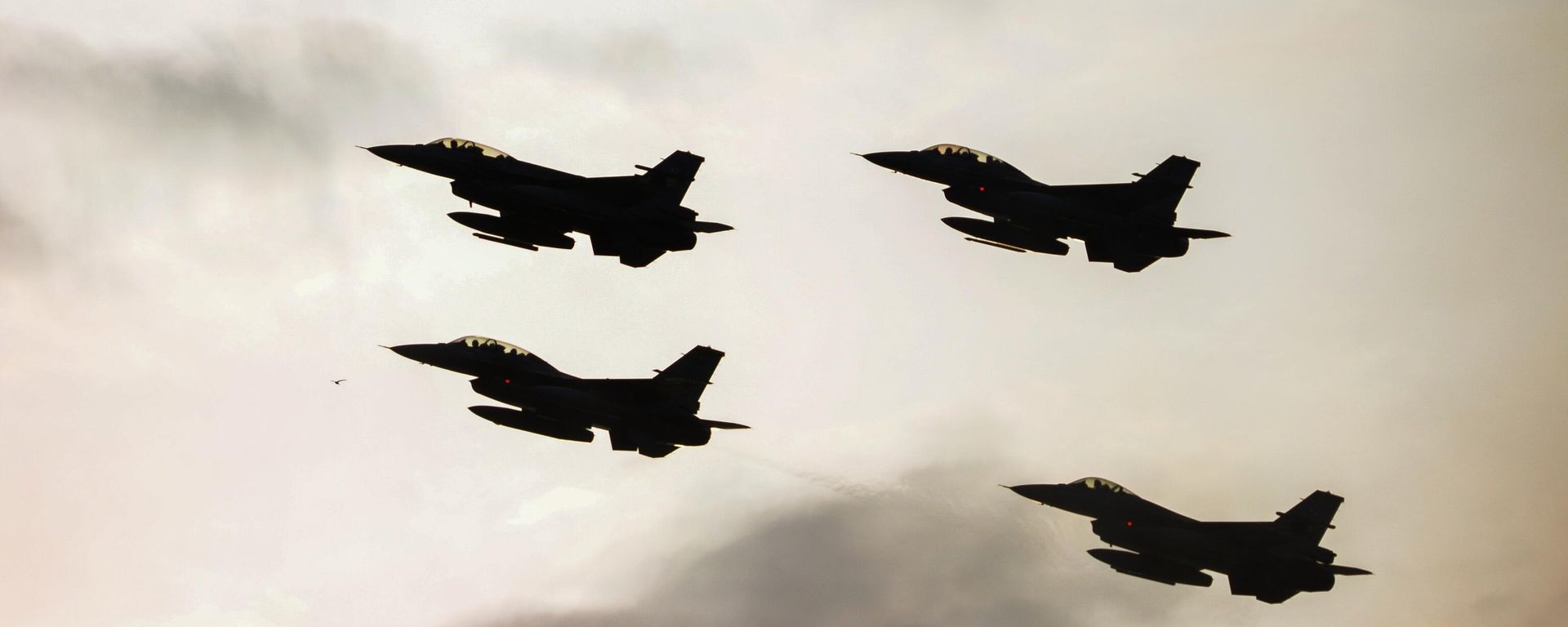 F16 aircraft of the Polish and Turkish Air Forces performing a demonstration flight as part of the NATO Summit in Warsaw F16 aircraft of the Polish and Turkish Air Forces performing a demonstration flight as part of the NATO Summit in Warsaw - Sputnik International, 1920, 07.09.2024