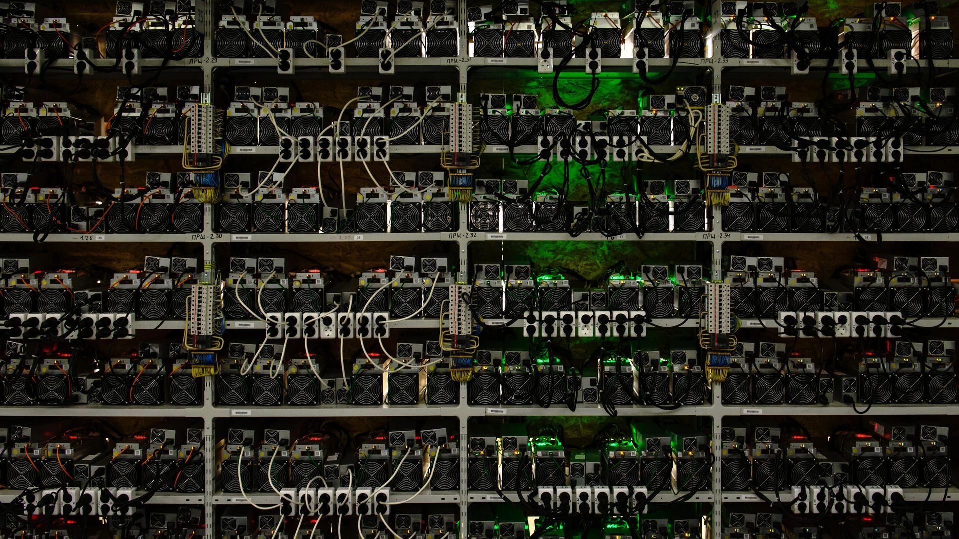 Shelves with cryptocurrency mining farm Shelves with cryptocurrency mining farm - Sputnik International, 1920, 02.08.2024
