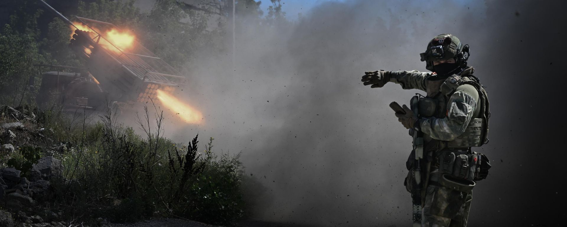 Russian servicemen of the Central Military District fire a BM-21 Grad multiple rocket launcher towards Ukrainian positions amid Russia's military operation - Sputnik International, 1920, 30.12.2025