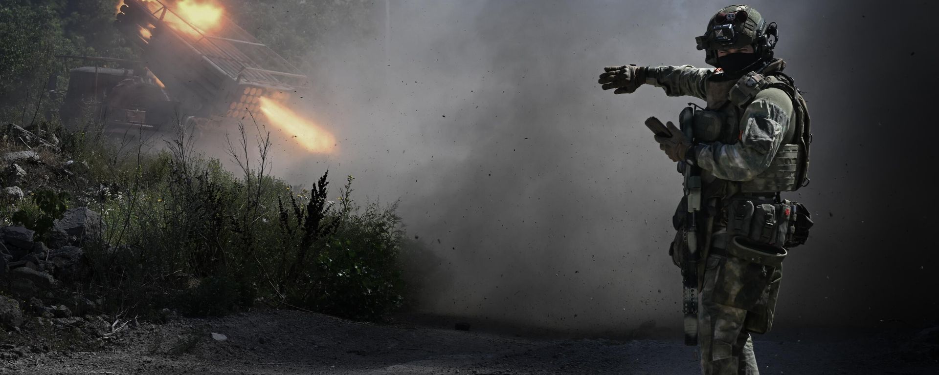 Russian servicemen of the Central Military District fire a BM-21 Grad multiple rocket launcher towards Ukrainian positions Russian servicemen of the Central Military District fire a BM-21 Grad multiple rocket launcher towards Ukrainian positions - Sputnik International, 1920, 30.10.2025
