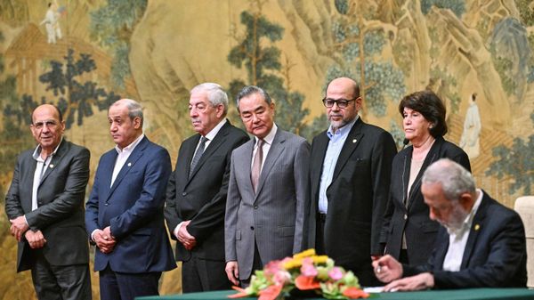 China's Foreign Minister Wang Yi (C) looks on during the signing of the Beijing declaration at the Diaoyutai State Guesthouse in Beijing on July 23, 2024. China's Foreign Minister Wang Yi on July 23 hailed an agreement by 14 Palestinian factions to set up an interim national reconciliation government to govern Gaza after the war. Palestinian factions including Hamas and Fatah met in Beijing this week in a renewed bid for reconciliation. (Photo by Pedro PARDO / POOL / AFP) China's Foreign Minister Wang Yi (C) looks on during the signing of the Beijing declaration at the Diaoyutai State Guesthouse in Beijing on July 23, 2024. China's Foreign Minister Wang Yi on July 23 hailed an agreement by 14 Palestinian factions to set up an interim national reconciliation government to govern Gaza after the war. Palestinian factions including Hamas and Fatah met in Beijing this week in a renewed bid for reconciliation. (Photo by Pedro PARDO / POOL / AFP) - Sputnik International