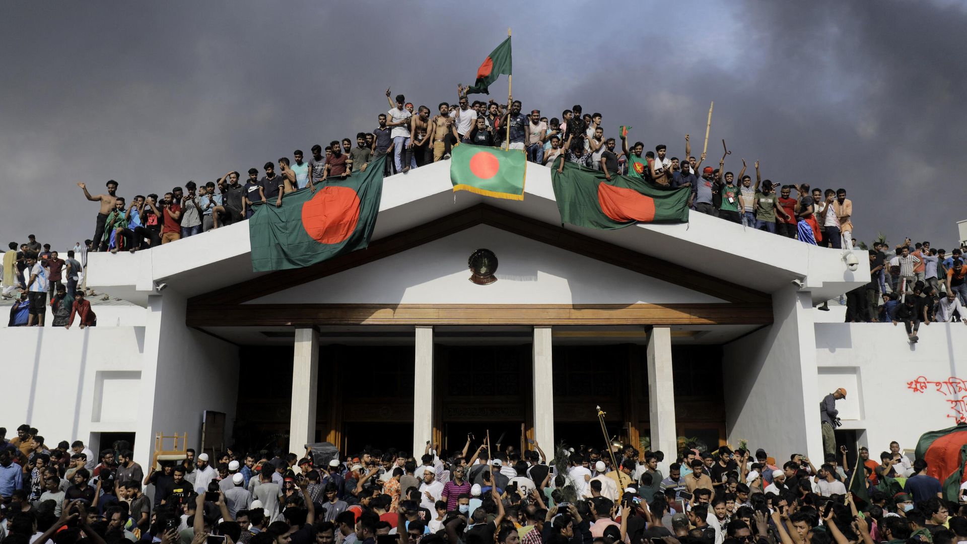 Anti-government protestors display Bangladesh's national flag as they storm Prime Minister Sheikh Hasina's palace in Dhaka on August 5, 2024. Anti-government protestors display Bangladesh's national flag as they storm Prime Minister Sheikh Hasina's palace in Dhaka on August 5, 2024. - Sputnik International, 1920, 05.08.2024