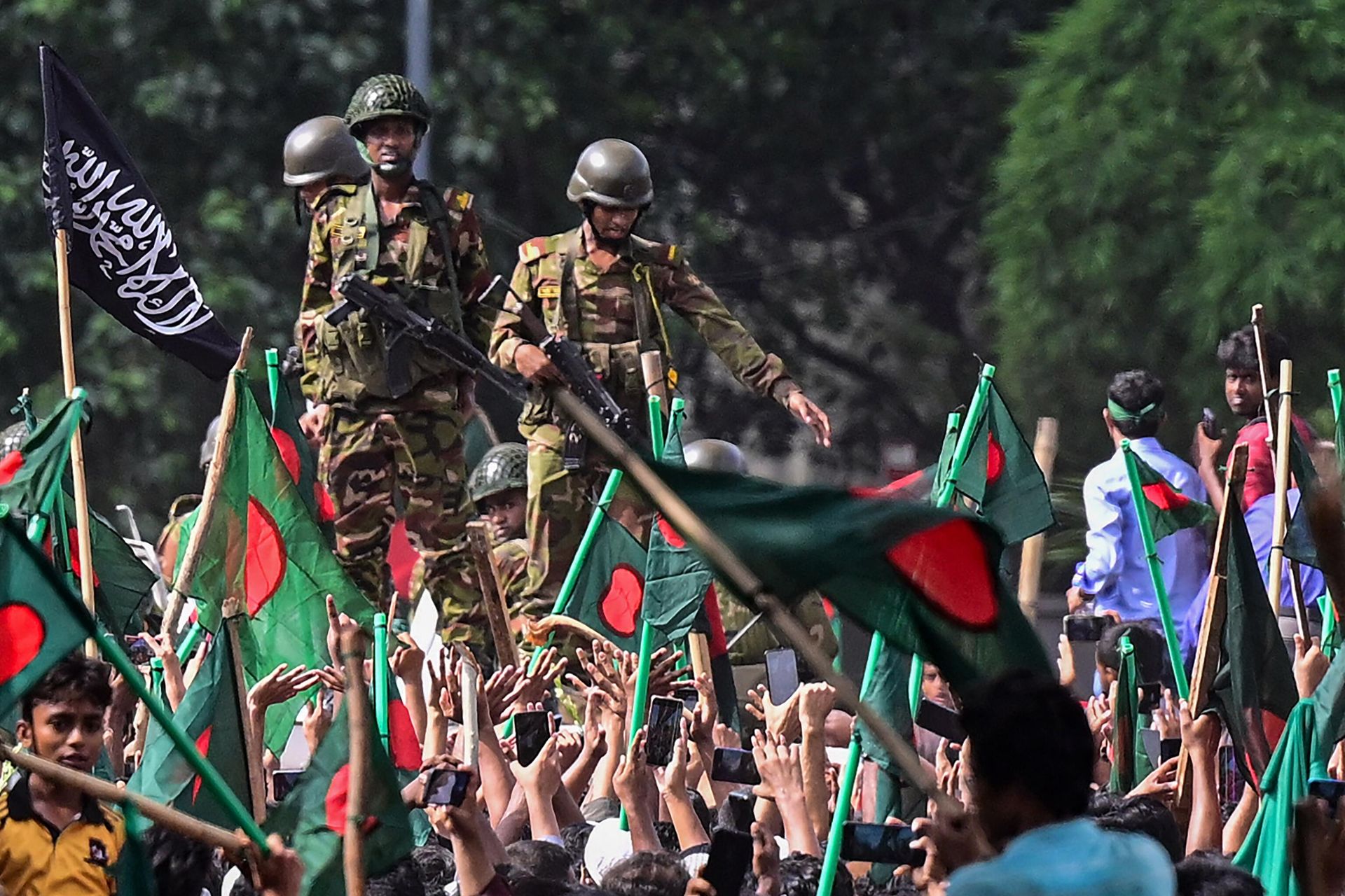 Anti-government protestors march towards Prime Minister Sheikh Hasina's palace as army personnel (C) stand guard in Shahbag area, near Dhaka university in Dhaka on August 5, 2024. Anti-government protestors march towards Prime Minister Sheikh Hasina's palace as army personnel (C) stand guard in Shahbag area, near Dhaka university in Dhaka on August 5, 2024. - Sputnik International, 1920, 05.08.2024
