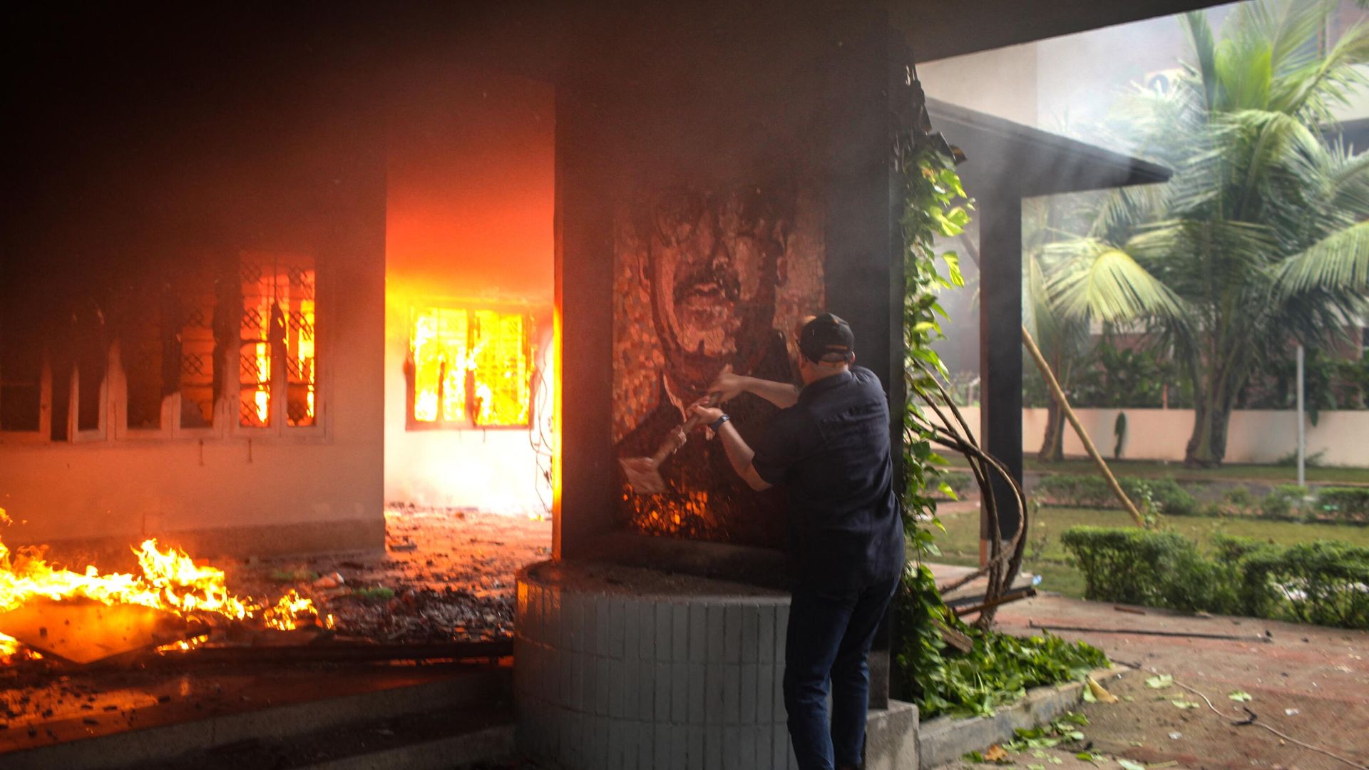 An anti-government protestor vandalises a portrait of Bangladesh's founding father Sheikh Mujibur Rahman as others set the Bangabandhu Memorial Museum on fire in Dhaka on August 5, 2024. An anti-government protestor vandalises a portrait of Bangladesh's founding father Sheikh Mujibur Rahman as others set the Bangabandhu Memorial Museum on fire in Dhaka on August 5, 2024. - Sputnik International, 1920, 06.08.2024