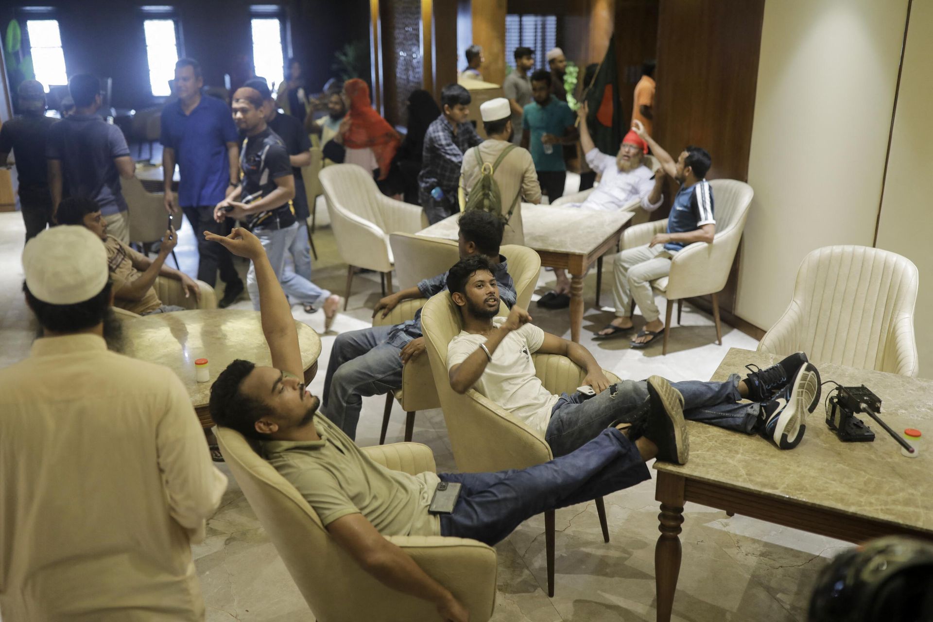 Anti-government protestors gather inside Prime Minister Sheikh Hasina's palace in Dhaka on August 5, 2024. Anti-government protestors gather inside Prime Minister Sheikh Hasina's palace in Dhaka on August 5, 2024. - Sputnik International, 1920, 05.08.2024