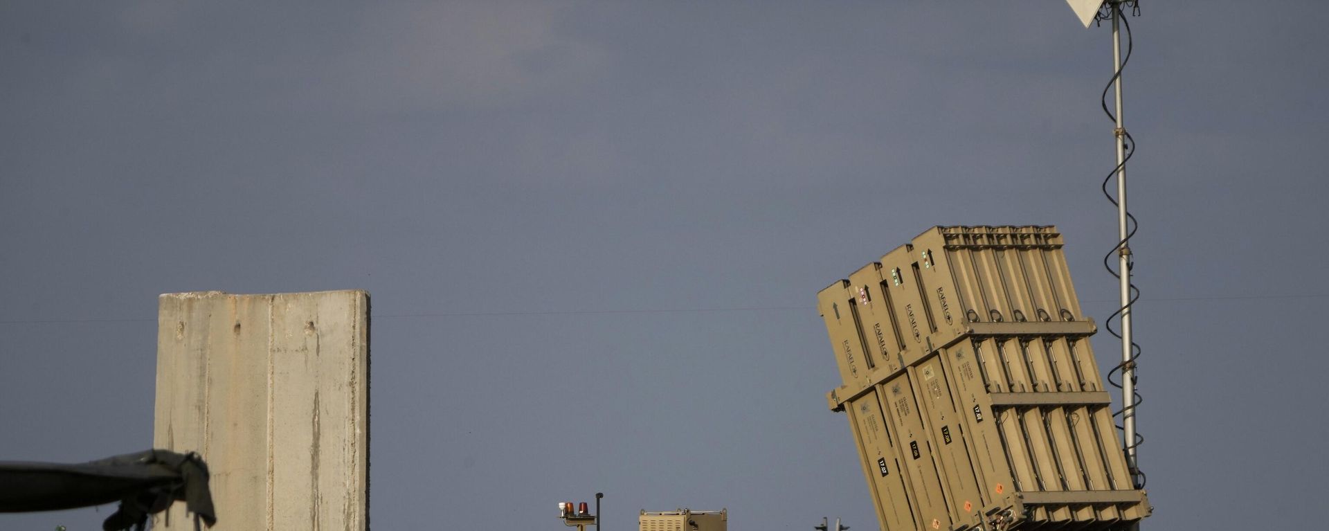 A battery of Israel's Iron Dome defense missile system, deployed to intercept rockets, sits in Ashkelon, southern Israel, Aug. 7, 2022. A battery of Israel's Iron Dome defense missile system, deployed to intercept rockets, sits in Ashkelon, southern Israel, Aug. 7, 2022. - Sputnik International, 1920, 15.09.2024
