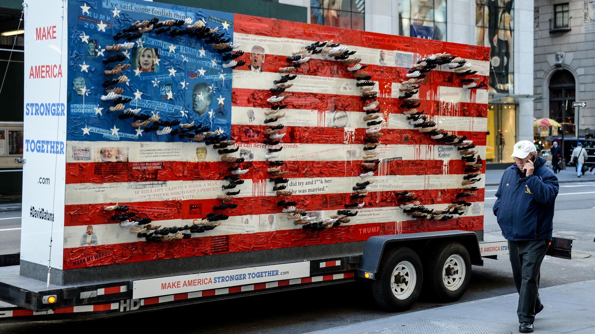A sculptured composition by artist David Datuna in front of Trump Tower. - Sputnik International, 1920, 08.08.2024