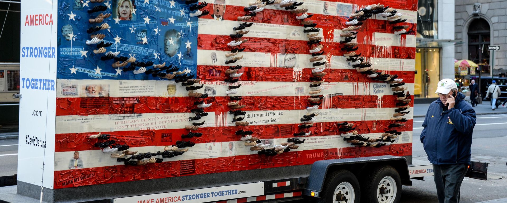 A sculptured composition by artist David Datuna in front of Trump Tower. A sculptured composition by artist David Datuna in front of Trump Tower. - Sputnik International, 1920, 02.11.2024