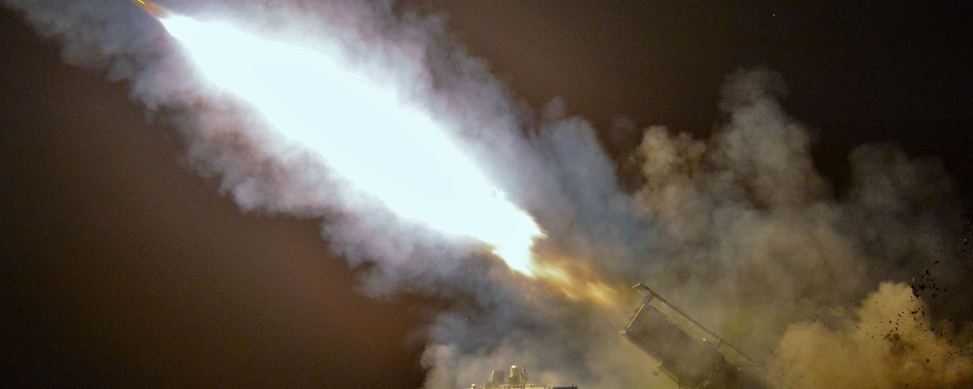 Russian servicemen fire a TOS-2 Tosochka multiple rocket launcher  - Sputnik International, 1920, 24.04.2026