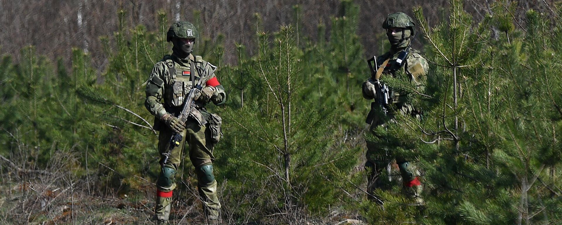 Belarusian paratroopers making up units of the special operations forces patrol the Belarus-Ukraine border area Belarusian paratroopers making up units of the special operations forces patrol the Belarus-Ukraine border area - Sputnik International, 1920, 16.08.2024