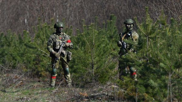Belarusian paratroopers making up units of the special operations forces patrol the Belarus-Ukraine border area - Sputnik International